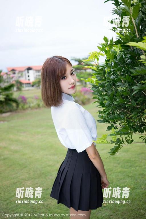 MiStar魅妍社 - 一壁纸引发的遐想，原图里的小乔Joyi和她的女友好像在说悄悄话