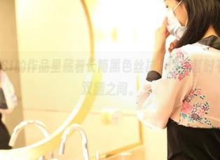 告诉你，ROSI的作品里藏着长筒黑色丝袜，而我暂时有点迷失在那双腿之间。