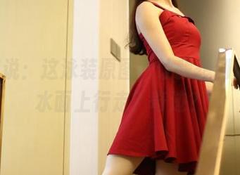 ROSI说：这泳装原图，让我想到她能在水面上行走？奇迹？