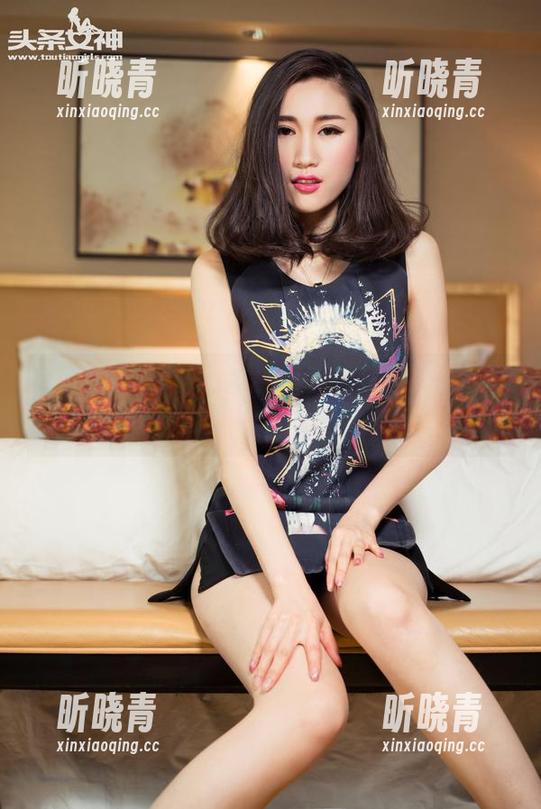 TouTiao头条女神-尹菲 TouTiao头条女神 - 尹菲的美图:美腿骚动,脚踝都开始冒泡了!