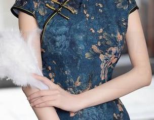 Xiuren秀人网 – Erikaki的厨娘精选原图，锅铲翻飞间，让人心生不已的姿态。