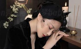 Xiuren秀人网 – M梦baby眼镜盛典：看她如何优雅地把视力问题变得个性十足！