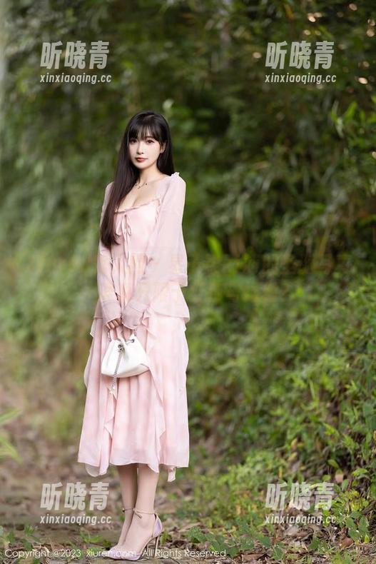 Xiuren秀人网-星子柒kiki Xiuren秀人网 - 星子柒kiki的圣诞写真,谁说只限于红色与绿树?