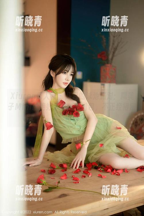 Xiuren秀人网 - 八月的泳池派对：糯美子Mini的绝妙泳衣私房图包，不正经得刚刚好