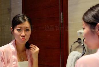 pans – 小倩的教室写真，一边翻书一边想“我怎么会在这里？”