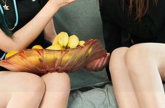 丽柜 – 翻这本合集的同时，不自觉会想给柒柒姐姐打个分，谁还能说摄影不如直面情感呢？