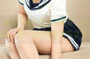 丽柜 – 裙摆飞扬中的美美写真，腿部线条毫不隐藏，却又无比含蓄地勾引着视线。