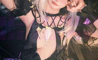看！伊喵君_Nya私房里轻松驾驭的黎塞留泳装，想问还缺模特吗？