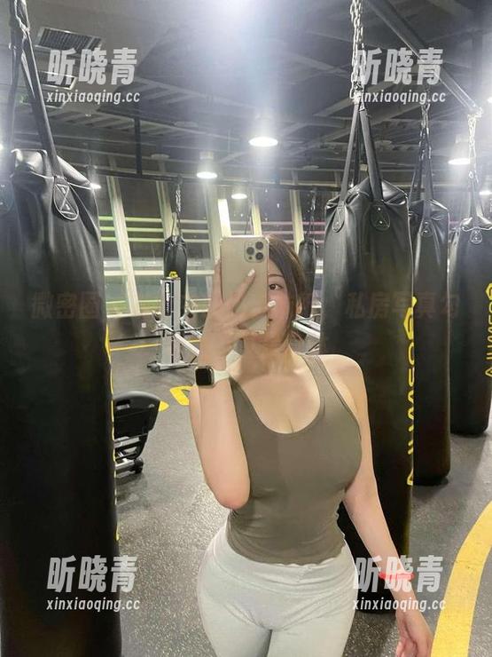 微密圈 - 灰丝中的奶宝妹纸，私房写真勾勒的不仅是身体