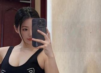 微密圈 – 图集：奶宝妹纸穿白色套装，下载前请先准备好心脏。