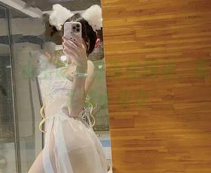 微密圈 – 小玉吃果冻带你探秘，原图中的足球小仙女