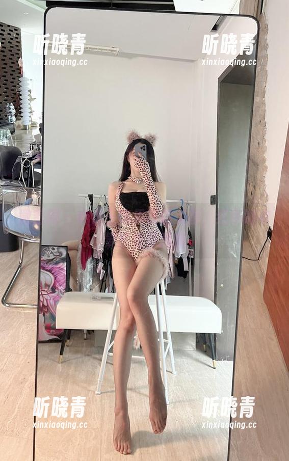 微密圈 - 看小玉吃果冻的美图，红色睡衣果然很养眼嘛