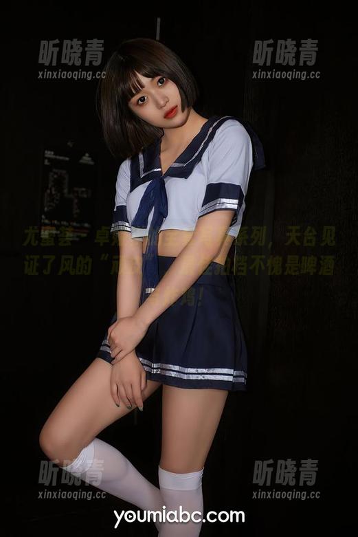 尤蜜荟 - 卓娅祺的全套写真系列，天台见证了风的“顽皮”，最佳拍档不愧是啤酒与炸鸡！