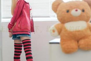 在无圣光的笼罩下，幼水铃衣的红裙冒险