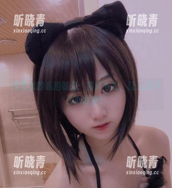 是青水 是青水的私拍时光:露背毛衣,让人忍不住小眼神!