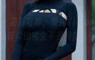 微密圈 – 最新写真，果儿Victoria用黑丝吊带卖的完全不是同款脱俗！