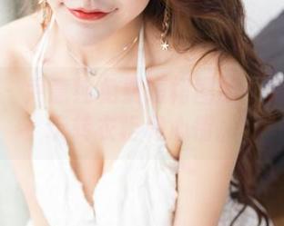 果团网 – 尹意纯免费短裙图册：看她如何玩转衣柜和心情。