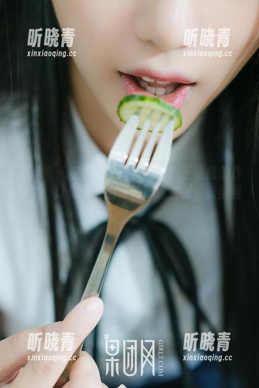 果团网-王语纯 果团网 - 毛衣也可以有情绪?王语纯的作品集,让你下载回家的不是衣服,是氛围!