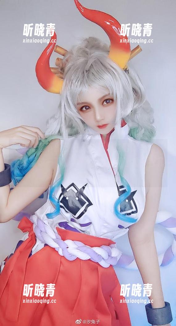 汐兔子 定制写真下的汐兔子与尼禄克劳狄乌斯,等我回味一下,为什么这画面让我多看几眼?