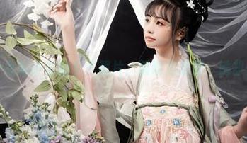 这张爆机少女喵小吉的女王照片，明明是柔情，她却坐着像刺客