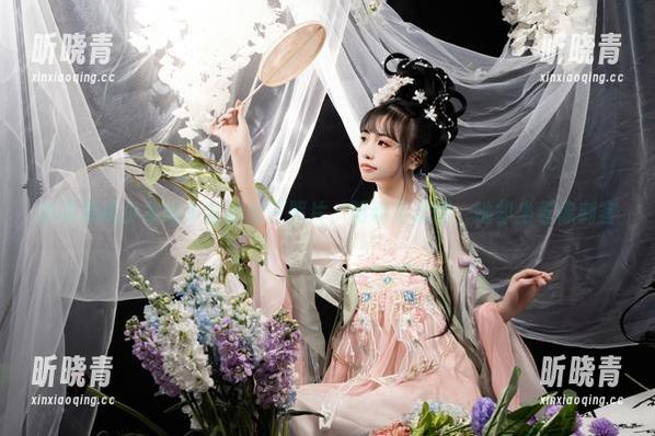 这张爆机少女喵小吉的女王照片，明明是柔情，她却坐着像刺客