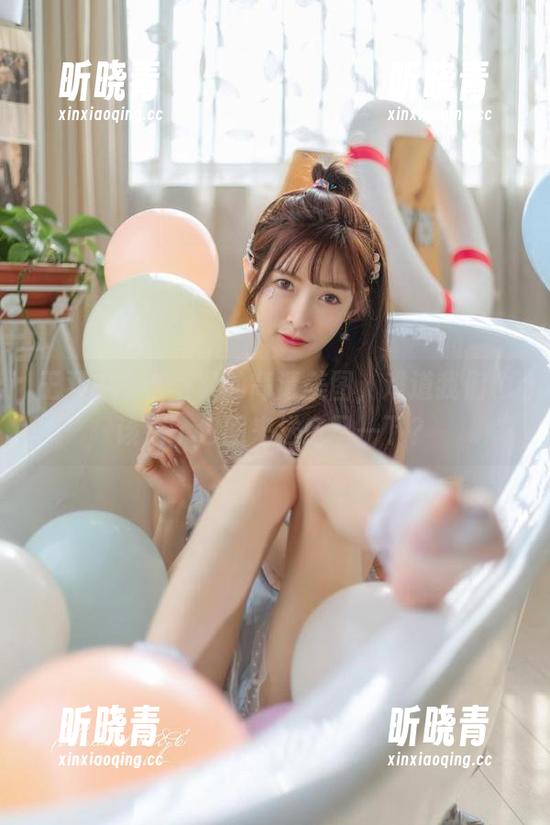 王羽杉，庆圣诞的高清美图，难道我们也该买个包回来送自己一下？