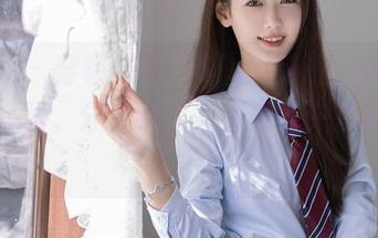 秀人网 – 穿着拖鞋的Sissi诗诗，畅游海边的套图。分享给我，海浪也许在说些啥？