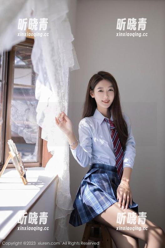 秀人网 - 穿着拖鞋的Sissi诗诗，畅游海边的套图。分享给我，海浪也许在说些啥？