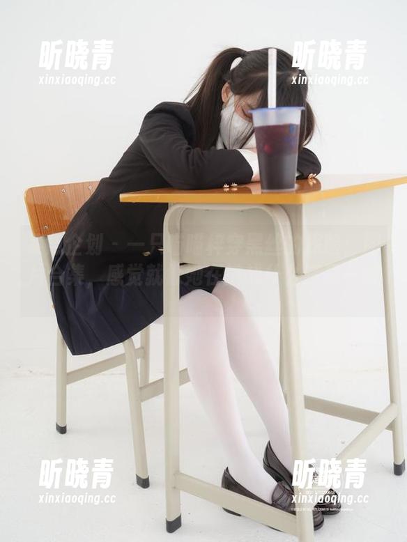 紧急企划-一只喵喵梓 紧急企划 - 一只喵喵梓穿黑丝的探险:图片合集,感觉就像她在挑战什么禁忌一般。