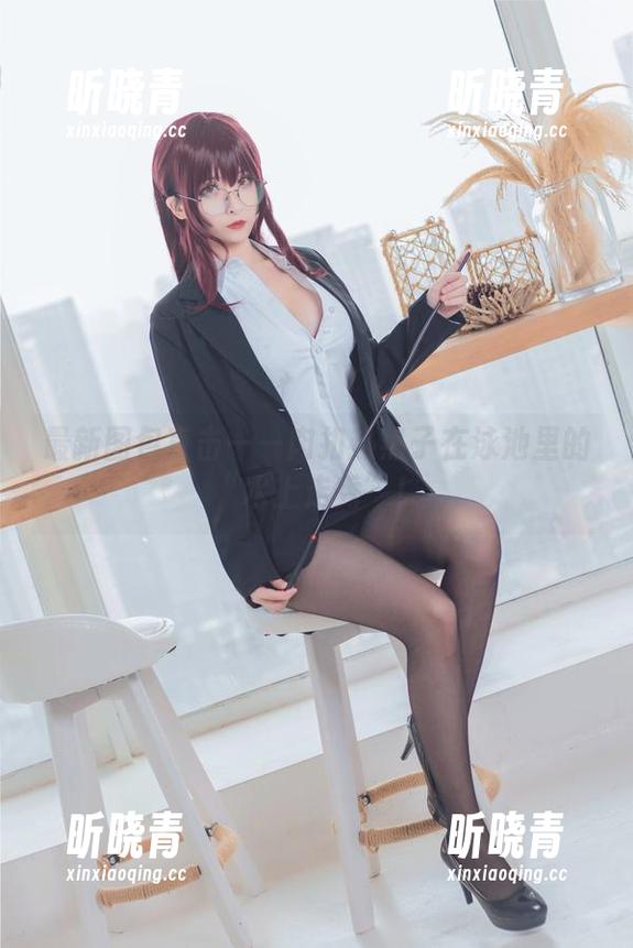 肉扣热热子 最新图包直击——肉扣热热子在泳池里的“水上走秀”!