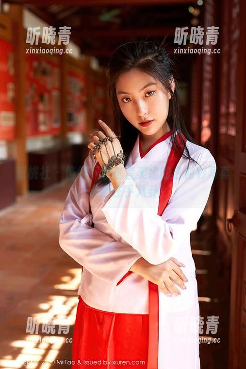 蜜桃社-美绪 蜜桃社 - 悄悄下载这套美绪的白衬衫写真,谁还在乎八卦!