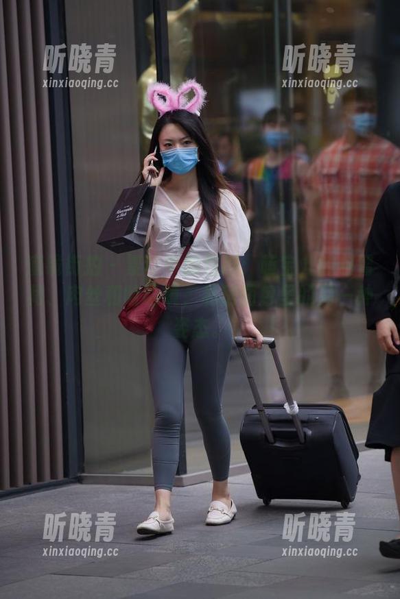 魔镜街拍 - 繁华中的性感：萌宝儿的包臀裙、肉丝和哈哈镜，私房图包里的另一种姿态。