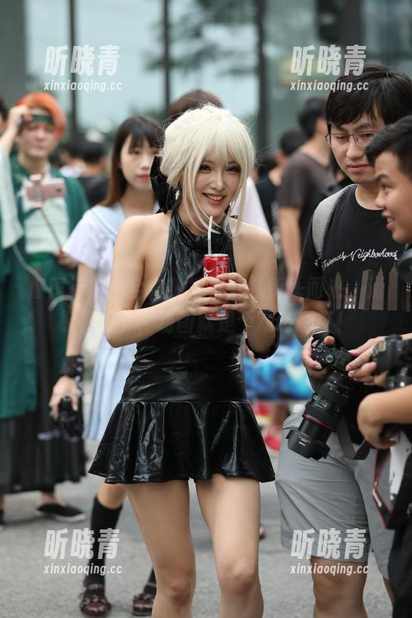 魔镜街拍 魔镜街拍:全套热裤小妹从街头而来,滑板在脚下,动图就是个动态彩虹!