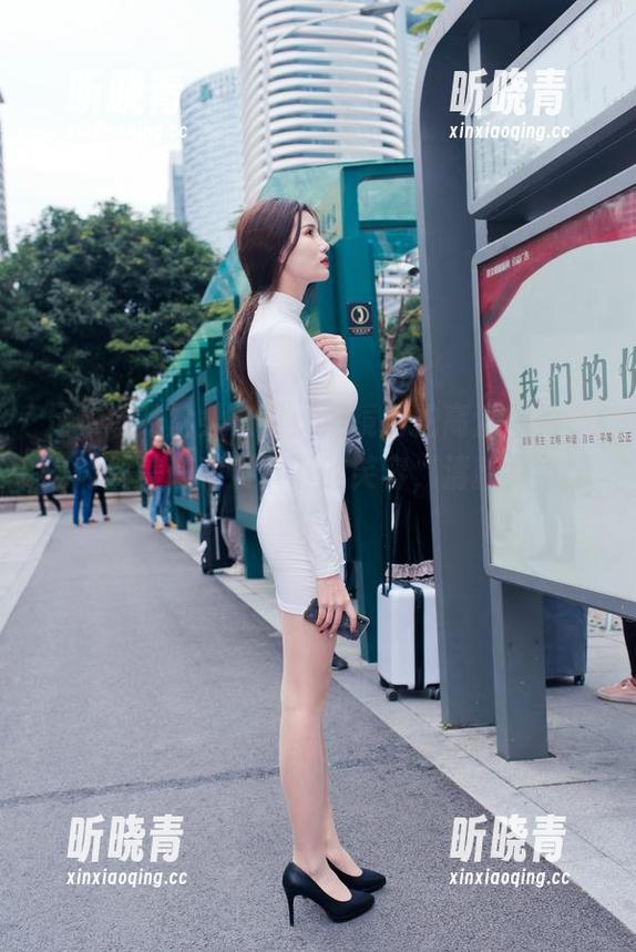 魔镜街拍 足球场的温柔守卫:魔镜街拍高清图片,这肉丝美腿和口罩下的笑容,清新又可爱!